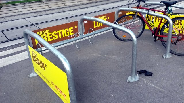 Hier sind jeweils 6 Räder in einer Einheit anzuhängen. Der Wiener Bügel wurde schon fallweise von Dieben gelockert und herausgezogen, dann ist das teure Rad weg. Das ist bei dieser Konstruktion nicht möglich. Außerdem kann sie leicht demontiert und an anderer Stelle wieder aufgestellt werden.