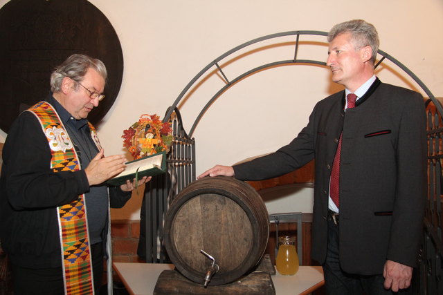 Pater Josef Grünstäudl nimmt die Segnung vor. Dr. Leopold Mayerhofer ist der Weinpate.