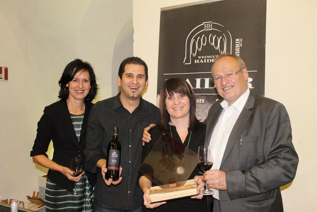 In der Mitte Thomas und Elke mit dem roten Stadtwein 2014 vom Weingut Haider