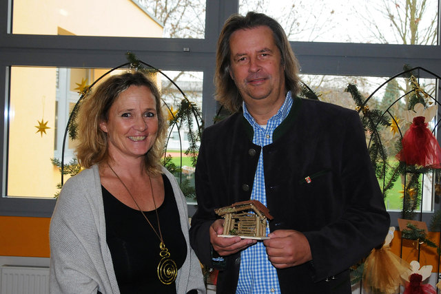 Gr. Günther Scheider besuchte die Adventausstellung der Sonderschule Waidmannsdorf und zeigte sich von der Leistung der Kinder unter SD Sabrina Kosmonaus begeistert.