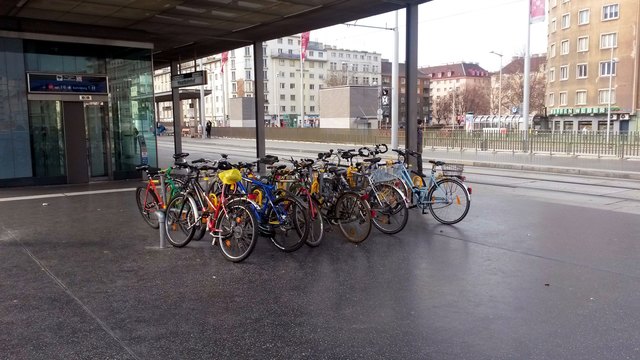16 Plätze beim Aufzug am Wiedner Gürtel, total ausgelastet.