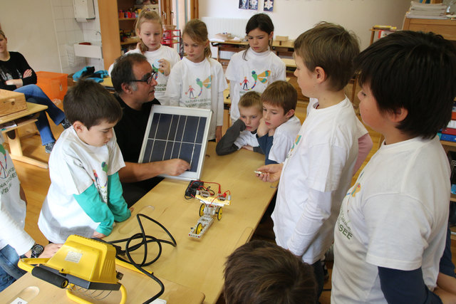 Christian Finger (Klimabündnis Kärnten) erläutert den Kindern der Naturparkschule ‘ihre’ neue Photovoltaik-Anlage | Foto: KK