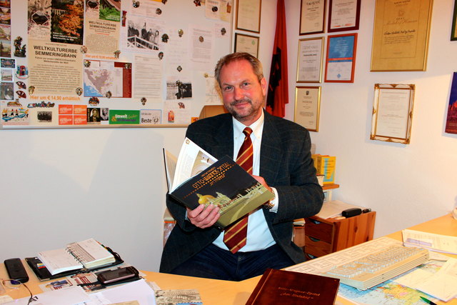 "Alliance for Nature"-Generalsekretär Christian Schuhböck mit seinem ganz besonderen "Am Steinhof" Buch