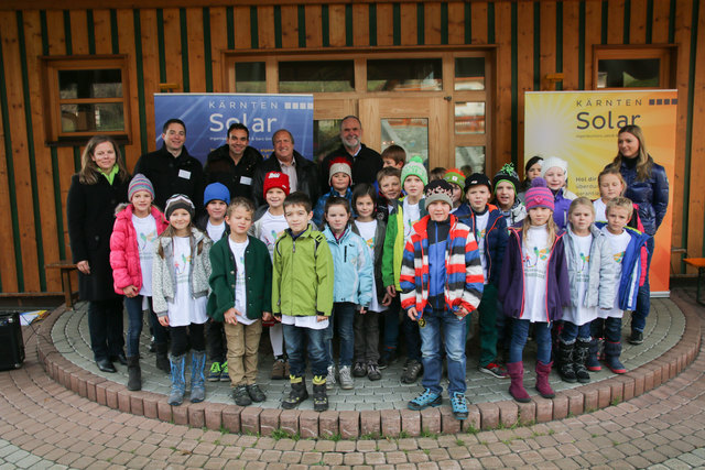 Monika Klocker (Direktorin VS Weissensee), Michael Jaindl, Christian Garz (beide Kärnten Solar), Landesrat Rolf Holub, Bürgermeister Johann Weichsler, Christine Plattner (VS Weissensee) mit den Kindern der VS Weissensee | Foto: KK