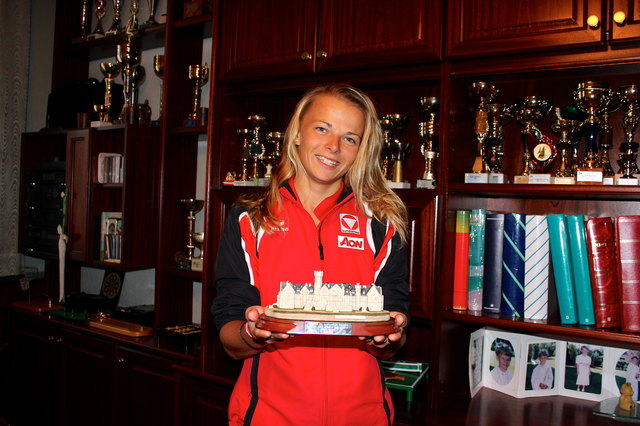 Gutes Omen für Olympia: Tanja Frank mit ihrem Siegerpreis von Santander/ September 2013 wo sie im Doppel mit Thomas Zajac gewonnen hat