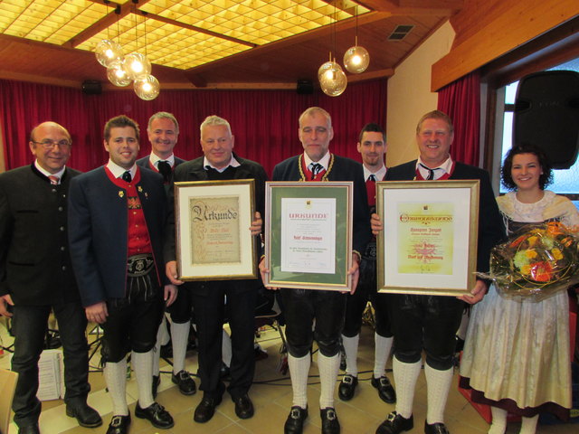 Bgm. Harald Sieß, Franz Maaß, Bezirksvertreter Christian Haueis, Walter Mair, Kapellmeister Josef Schwenninger, Jugendreferent Mario Spiß, Obmann Hanspeter Zangerl, Marketenderin Bettina Alber.