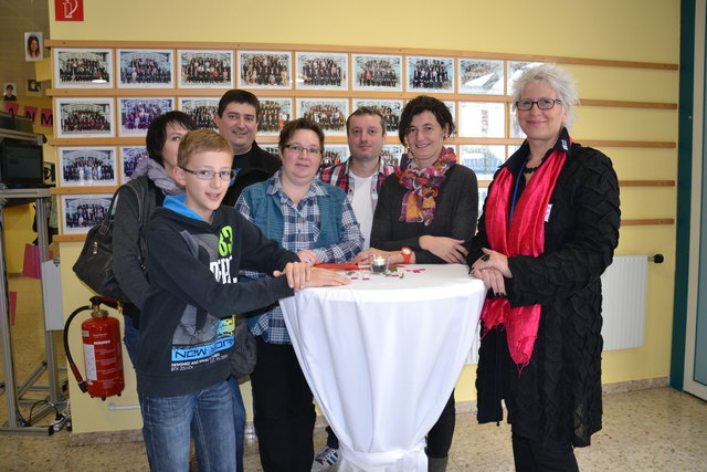Christoph war mit seinen Eltern gekommen, weil er unbedingt in die HAK gehen will. Bildungsberaterin Martina Dorfinger (rechts) gab gerne Auskunft