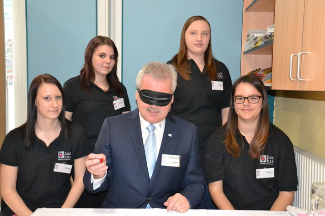 Direktor Johann Lehr bei der Gummibären-Verkostung. Flankiert wird er von Jenny Rederlechner, Yvonne Schöller, Katja Switil und Nadja Matzinger