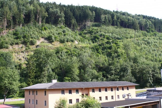 Der gefährdete Bereich am Kemater Winkelbergweg wird mit einem Verbundkörper gestützt. | Foto: privat