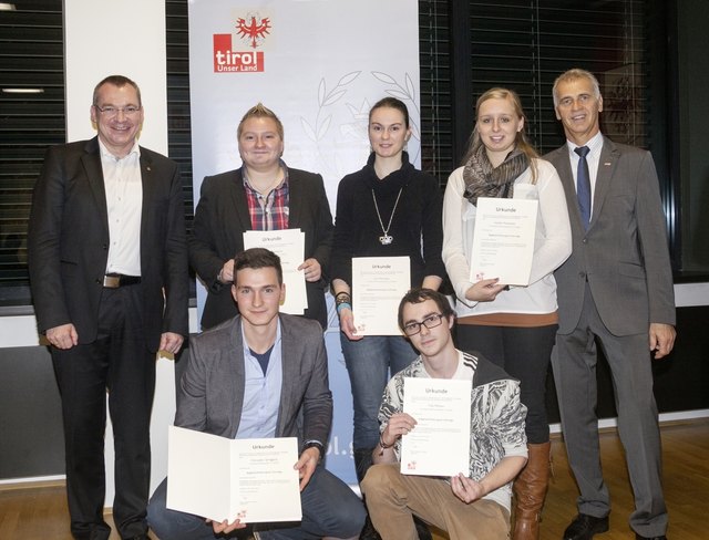 LR Johannes Tratter mit den Lehrlingen, die die Höchstförderung erhalten haben: Michaela Widmoser aus Ellmau (Finanzamt Kitzbühel Lienz, Lienz), Lisa Obermoser aus Schwoich (INTERSPAR GesmbH, Kufstein), Isabella Marksteiner aus Brandenberg (Mode von FEUCHT GmbH, Wörgl) sowie Wolfgang Schonner vom Bezirksausschuss der WK Kufstein (hintere Reihe); vorne: Christopher Springhetti aus Kufstein (Finanzamt Kufstein Schwaz, Kufstein) und Felix Mitterer aus Ebbs (SCHENKER & CO AG, Kufstein) | Foto: Land Tirol/Die Fotografen
