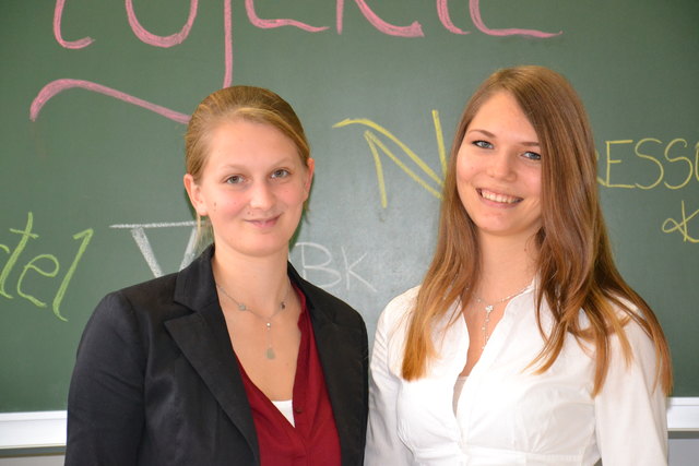 Stellten Schulprojekte vor: Katharina Kasses und Angelika Steiner (rechts)