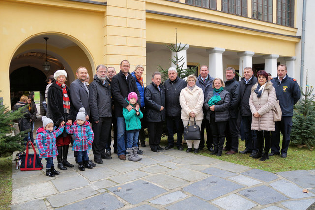 Eröffnung mit zahlreichen Ehrengästen aus Politik, Bildung und Verwaltung im Schlosshof.