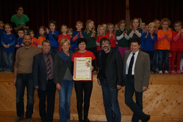 Tirols erster Naturpark-Kindergarten: GF Ernst Partl, Bgm. Hans-Peter Bock, Ulli Totschnig, KG-Leiterin Elisabeth Bazzanella, Otto Leiner und Franz Handler (v. l.).