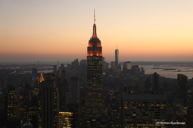 ORANGE leuchtet das Empire State Building als Zeichen GEGEN GEWALT AN FRAUEN