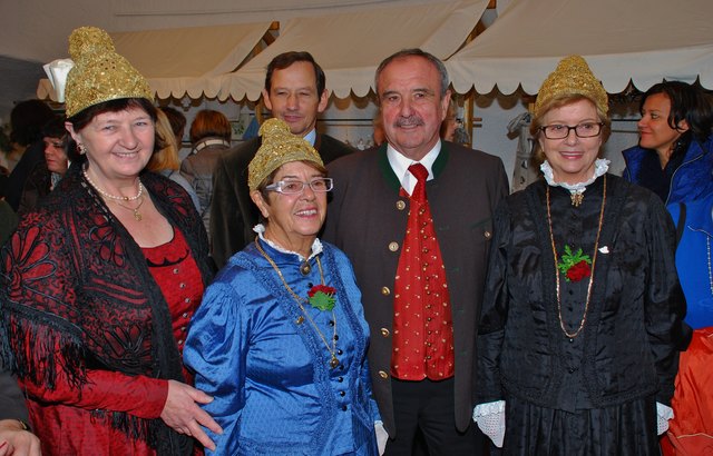 v.l.nr.: Monika Plieschnegger, Obfrau Gertraud Sternig, LAbg.Franz Wieser, Bgm.Valentin Blaschitz,Regina Emmler,Sandra Schoffenegger