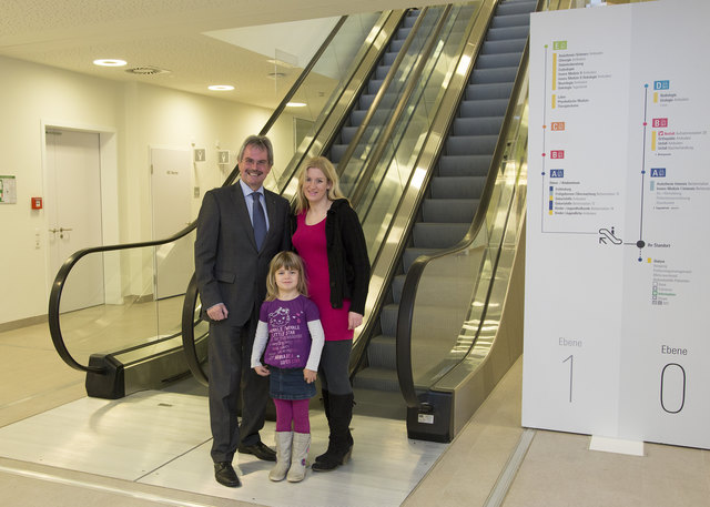 Landesrat Karl Wilfing mit Nina Inhauser und Tochter Kerstin vor der ersten Rolltreppe des Bezirks. | Foto: LKH