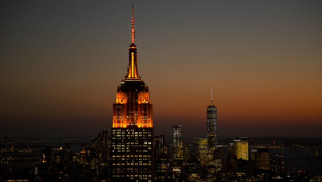 ORANGE leuchtet das Empire State Building als Zeichen GEGEN GEWALT AN FRAUEN