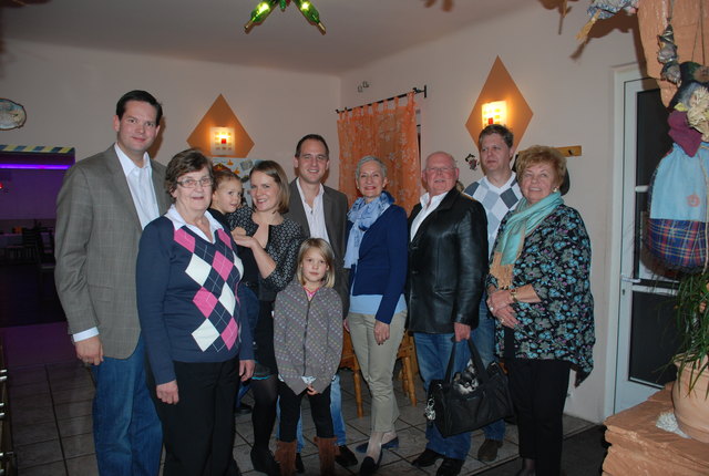 Abgeordneter Lukas Mandl, Stadträtin a.D. Herta Tollay, Stadtparteiobfrau Kristina Mandl mit den Kindern Max und Lena, neuer Ortsparteiobmann Thomas Puchter, ÖVP-Frauen Obfrau Doris Dulmovits, Ortsparteiobmann a.D. Wolfgang Drucker, Gemeinderat Otto Körmer, Gemeinderätin Hermine Czaak. | Foto: Büro Mandl