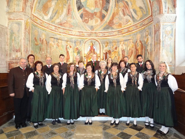 Im Anschluss lädt der Chor zur gemeinsamen Adventstimmung am Dorfplatz.