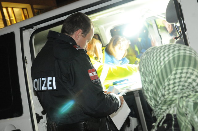Die Polizeibeamten übernehmen die am Straßenstrich aufgegriffenen jungen Frauen.