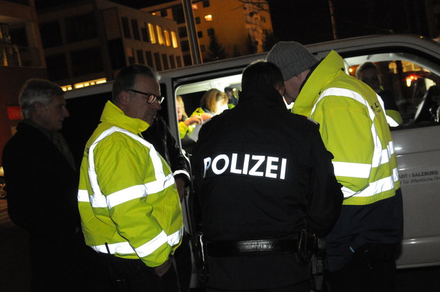 Vizebgm. Harald Preuner mit Michael Haybäck, dem Leiter des Amtes für öffentliche Ordnung im Magistrat Salzburg sowie Einsatzkräften von Magistrat und Polizei bei der Schwerpunktkontrolle "Straßenstrich".