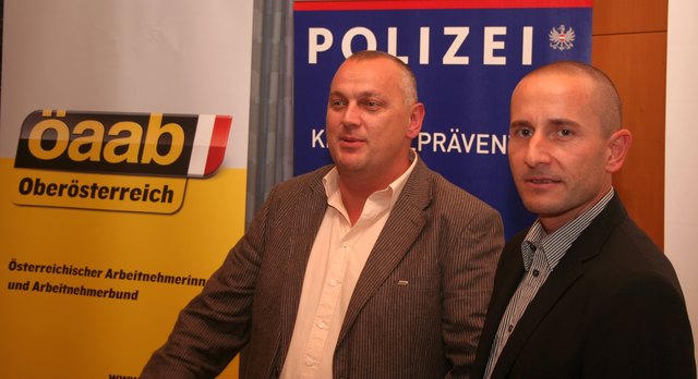 ÖAAB-Obmann Reinhard Hadler (l.) und Chefinspektor Thomas Schmolz (r.) beim Sicherheitsabend in Oftering. | Foto: ÖAAB Oftering