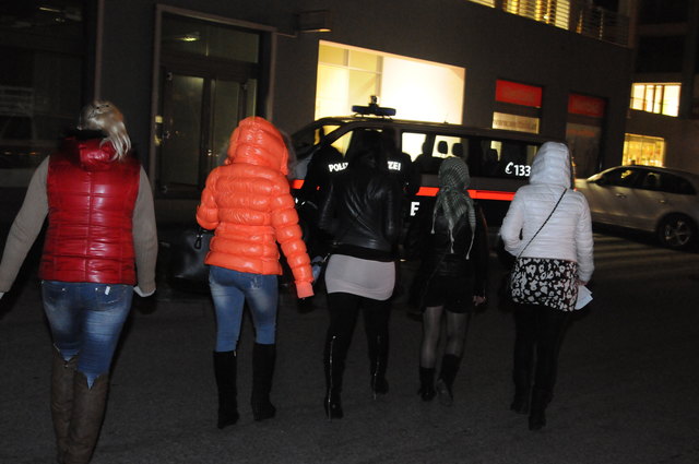 Nach dem ersten Strafverfahren nach dem Landessicherheitsgesetzes (Aidsgesetz) im Einsatzbus des Magistrats geht es mit der Polizei weiter zum zweiten Strafverfahren nach dem Landessicherheitsgesetz wegen illegaler Anbahnung von Prostitution.