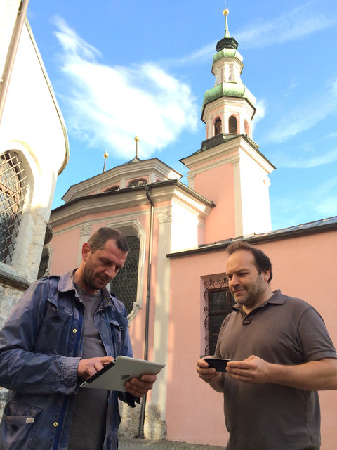 Projektentwickler Klaus Karnutsch und Stadtarchäologe Alexander Zanesco vor der Josefskapelle | Foto: Stadtadarchäologie Hall