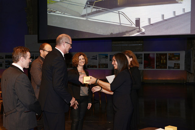 Wiens Vizebürgermeisterin Maria Vassilakou (re.) überreicht Bgm. Werner Kurz den ZV-Bauherrenpreis 2014 für das Kulturzentrum St. Nikolaus. | Foto: Andreas Buchberger/ZV-Buaherrenpreis 2014