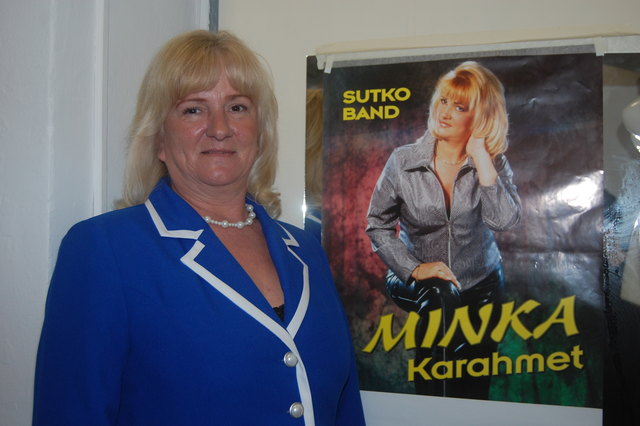 Nermina Karahmet alias Minka ist eine bekannte bosnische Sängerin.