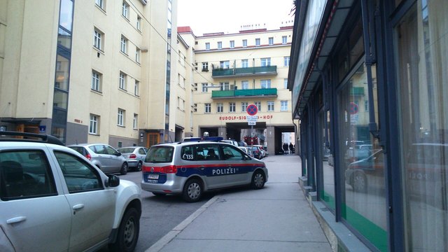 Vor dem Rudolf-Sigmund-Hof hat ein Großaufgebot der Polizei Aufstellung genommen.
