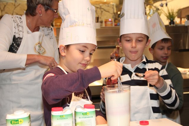 Bunt illustriert befinden sich viele gesunde und einfache Rezepte im Schmatzi-Buch. | Foto: LK Tirol/ Schießling