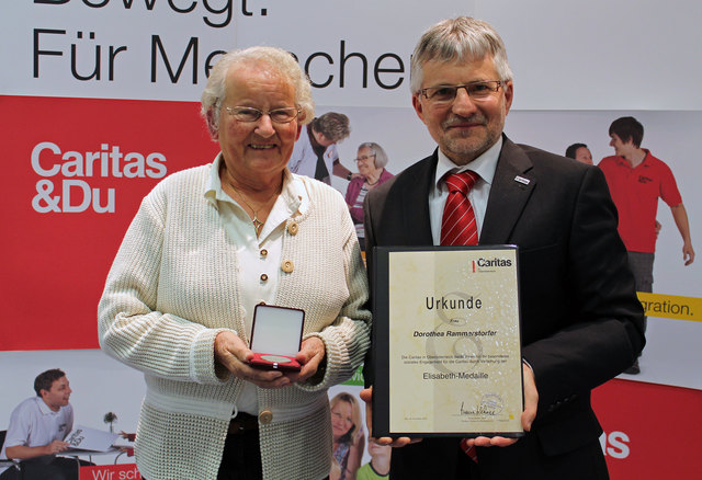 Caritas-Direktor Franz Kehrer gratuliert Dorothea Rammerstorfer. | Foto: Foto: Caritas OÖ