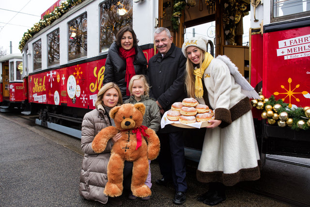 Präsentierten die Ströck-Weihnachtsbim: Ströck- Geschäftsführerin Irene Ströck, Ulla Epler vom Verein Herzkinder Österreich sowie Wiener-Linien-Geschäftsführer Herr Günter Steinbauer.