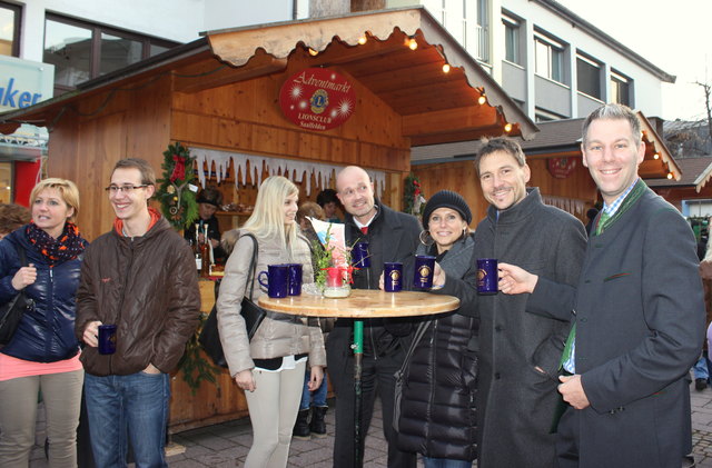 Die Belegschaft der Sparkasse beim Feierabendglühwein. (r)