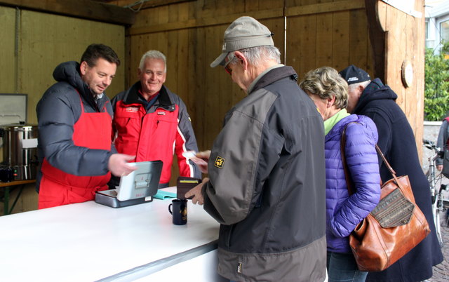 Altbürgermeister Günther Schied beim Glühweinstand.