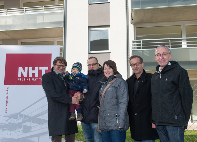 Schlüsselübergabefeier: Familie Krismer (Mitte) freut sich über eine topmoderne neue Wohnung und mit ihr NHT-Geschäftsführer Hannes Gschwentner (li.) sowie Bgm. Wolfgang Jörg und Vizebgm. Herbert Mayer (re.).