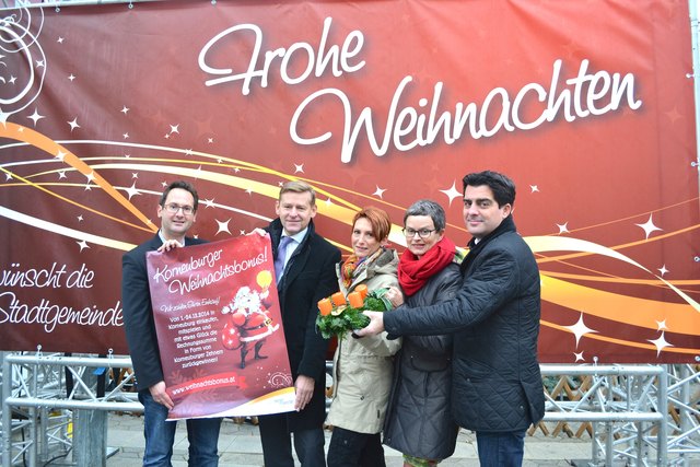 Stadtrat Andreas Minnich, Sparkassen-Vorstand Armand Drobesch, Elke Schodl (Glückssträhne), Michaela Oppolzer (secondmo) und Bürgermeister Christian Gepp. | Foto: privat