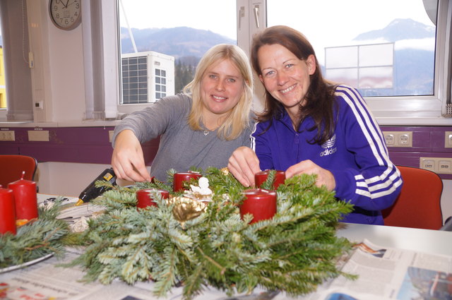 Martina und Andrea sind besonders stolz auf ihren dichten Adventskranz.