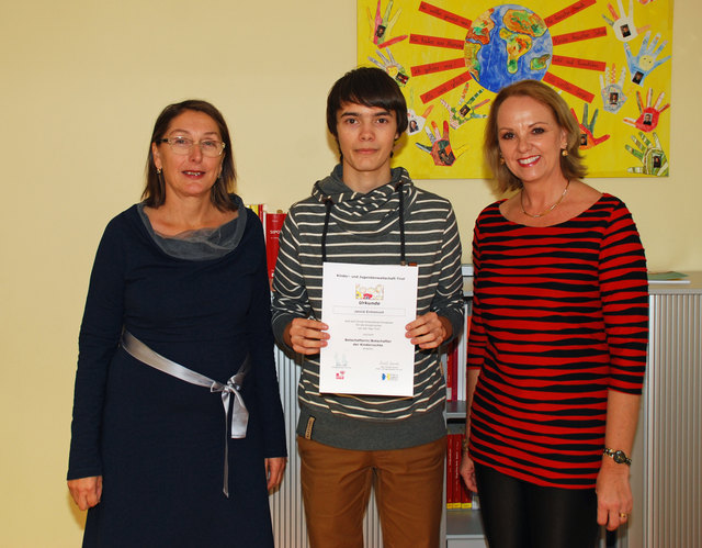 LRin Christine Baur mit dem jungen Filmemacher Janick Entremont und der Tiroler Kinder- und Jugendanwältin Elisabeth Harasser. | Foto: Land Tirol/Rainalter