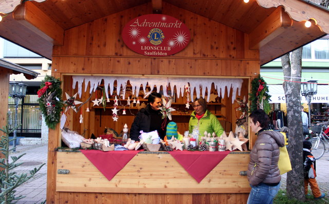 Weihnachtliche Holzbastelarbeiten.