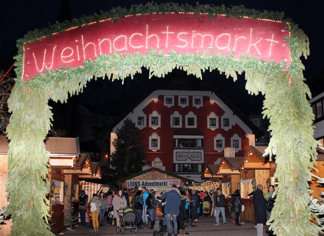 Stimmungsvolles Ambiente. Der Adventmarkt des Lionclubs Saalfelden.