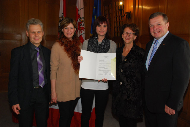 Von rechts Pflegelandesrat Bernhard Tilg, GPZ-Direktorin Hermine Kofler, Victoria Kirchmair, Karin Klocker, Sozialministeriumservice Tirol, Klassenvorstand Peter Hintersonnleitner. | Foto: Land Tirol/Schwarz