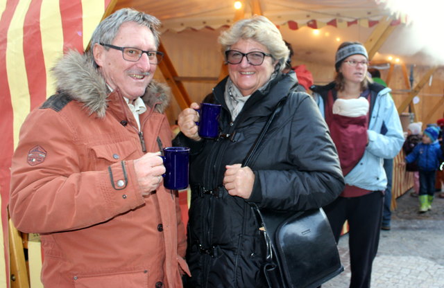 Edi und Christiane, genehmigen sich einen Glühwein.