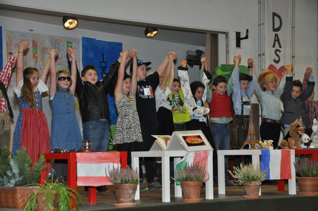 Von Österreich bis China - die Volksschüler gaben eine Weltreise zum besten.