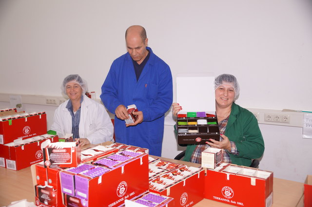 Klienten der Laube St. Johann füllen z.B. Produkte für die Firma Teekanne ab.