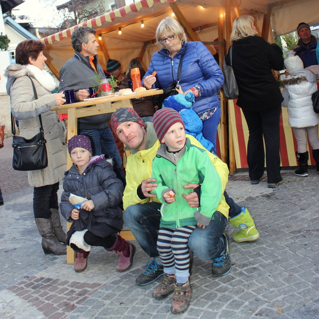 Linnea und Finn mit ihrem Papa.