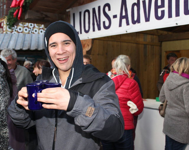 Der Kavalier mit der Glühweinlieferung.