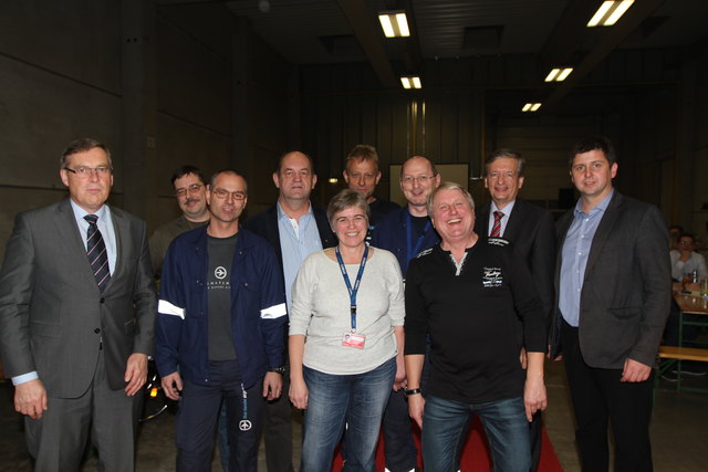 Dir. Gerhard Kunesch, Anton Gierlinger und Frachtleiter Dietmar Schram im Kreise der Mitarbeiter, die seit 20 Jahren im Frachtterminal tätig sind. | Foto: Flughafen Linz GmbH