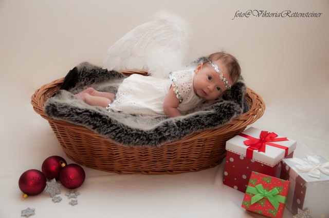 Die kleine Mariella wartet auf das Christkind!